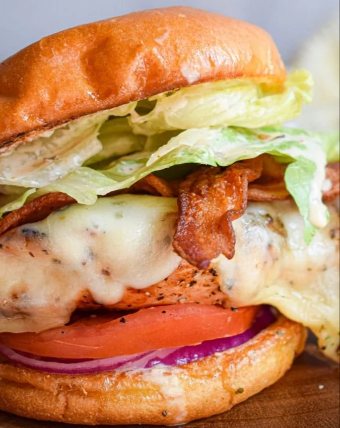 Delicious grilled chicken sandwich with fresh vegetables and sauce