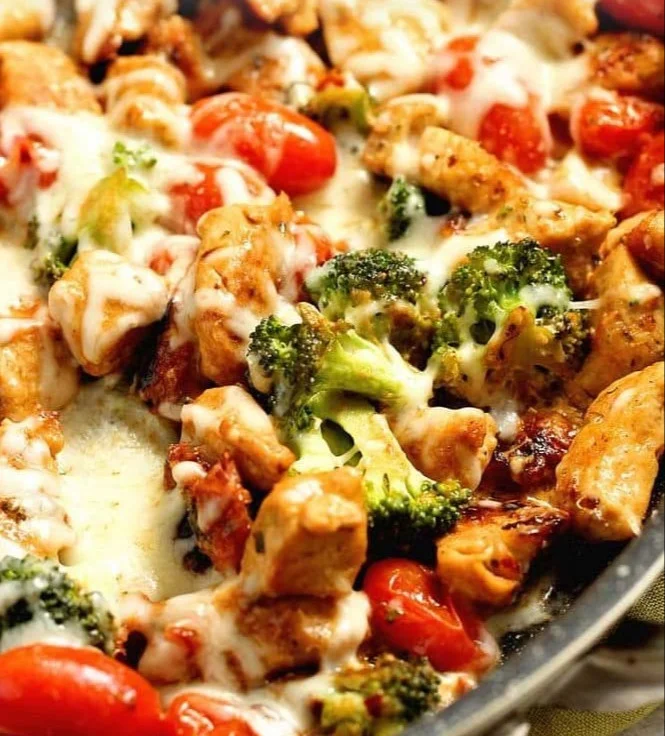 Delicious Low-Carb Tuscan Chicken served with fresh herbs and colorful vegetables