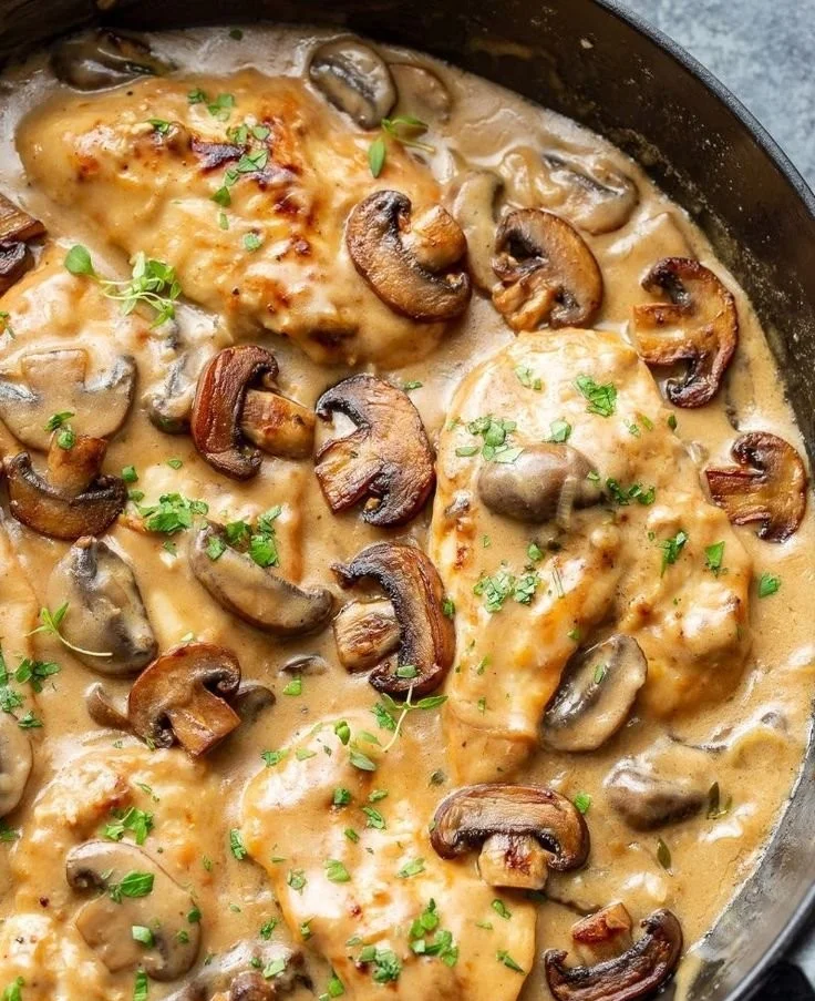 Skillet Chicken and Mushroom Wine Sauce