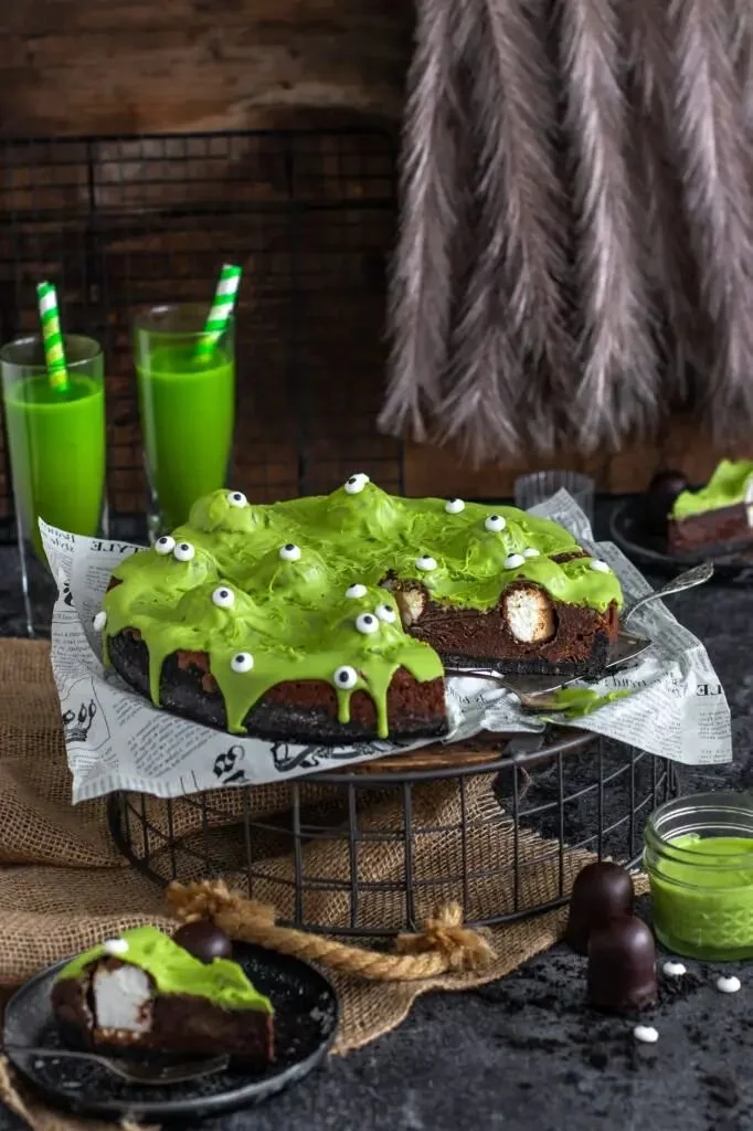 Creamy Halloween Schokoladentarte with slime monsters decoration