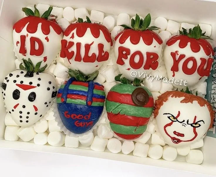 DIY Halloween chocolate covered strawberries for spooky treats