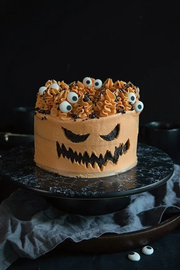 Delicious Halloween Rezepte including snacks and cakes for festive celebrations.