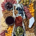 halloween charcuterie board inspiration apero di 2026 08 06 183953 576x1024 1