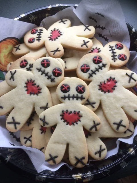 Spooky Halloweenkekse decorated as voodoo cookies for kids' Halloween snack