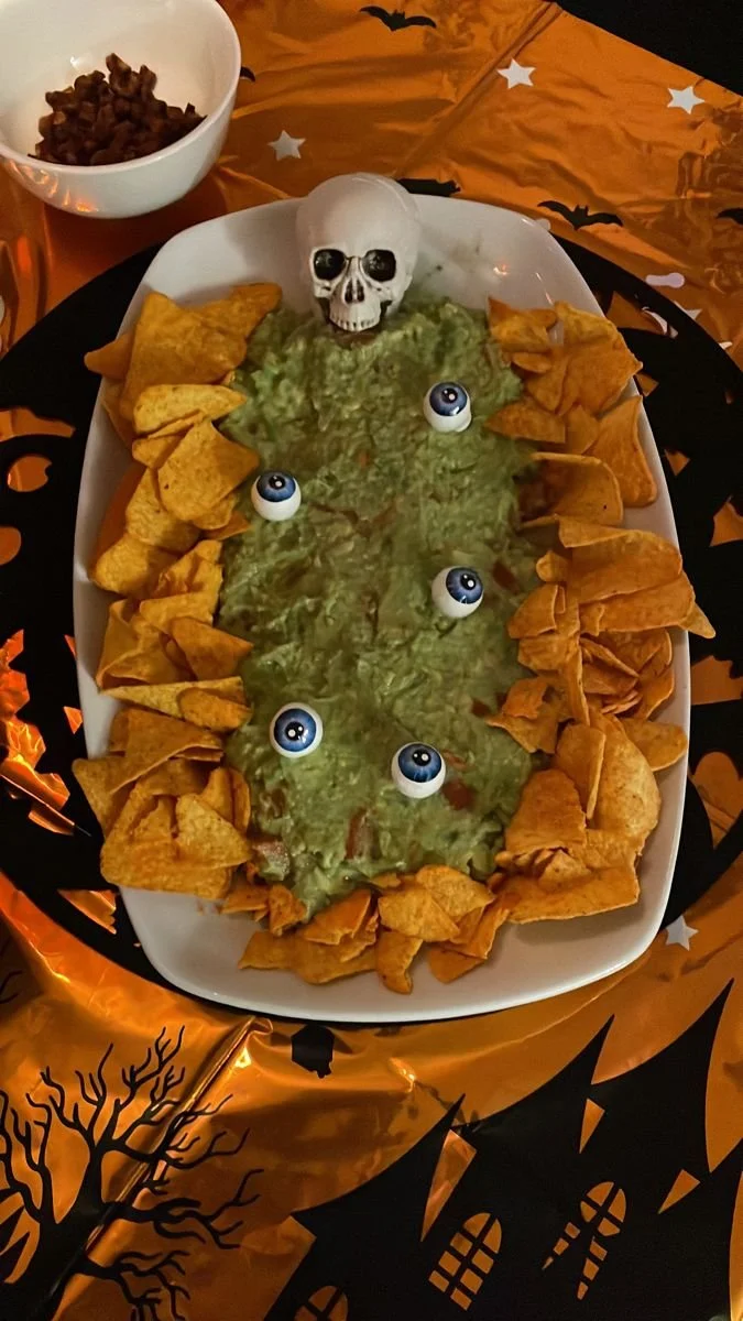 Spooky Halloween petisco platter with themed treats and decorations