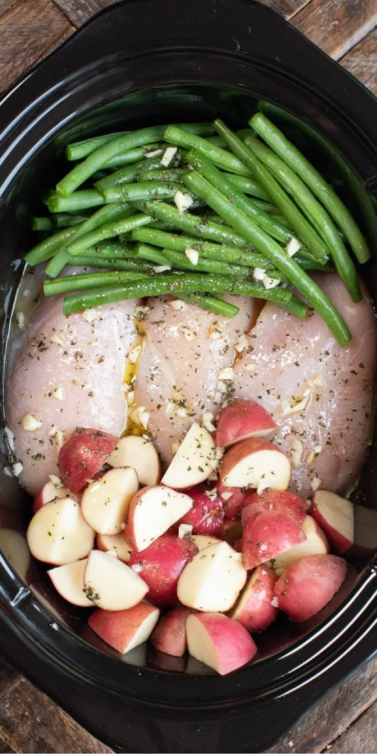 Slow cooker seasoned chicken with potatoes and green beans dish
