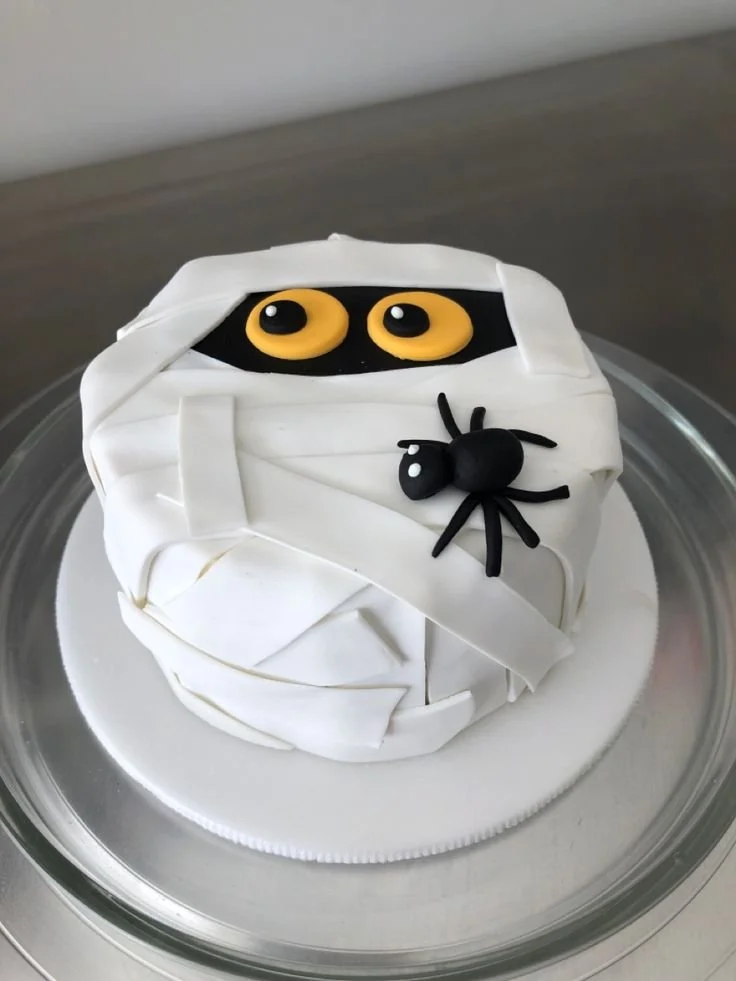 Spooky Halloween torta momia decorated with fondant for a festive celebration.